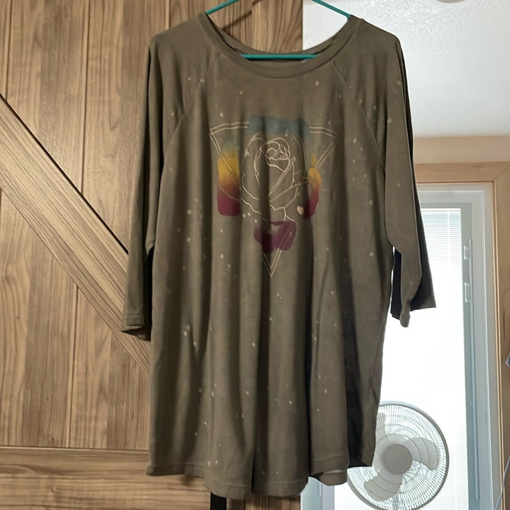 Torrid size 2 3/4 length sleeve tee